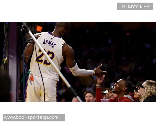 父子同台创历史詹姆斯与布朗尼在NBA赛场上携手共进 父子同台创历史詹姆斯与布朗尼在NBA赛场上携手共进