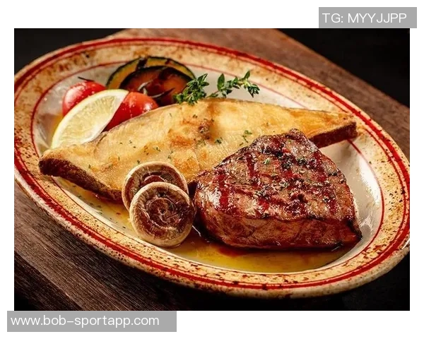 亚当斯如野兽般光脚漫步手持牛排展现原始魅力