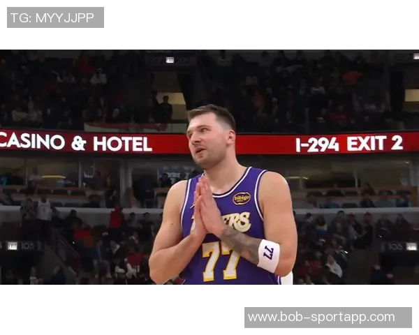 东契奇无奈摊手斯玛特遭大帽瞬间引发全场惊呼 东契奇无奈摊手斯玛特遭大帽瞬间引发全场惊呼