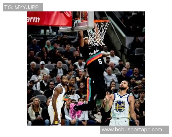 卡梅隆托马斯展现超强实力24投12中贡献33分9助攻成新一代空砍达人 卡梅隆托马斯展现超强实力24投12中贡献33分9助攻成新一代空砍达人