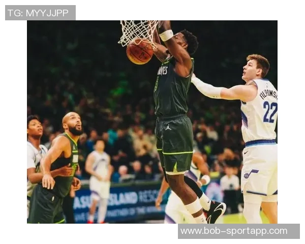 兰德尔上半场表现出色10投6中贡献15分3篮板3助攻数据全面