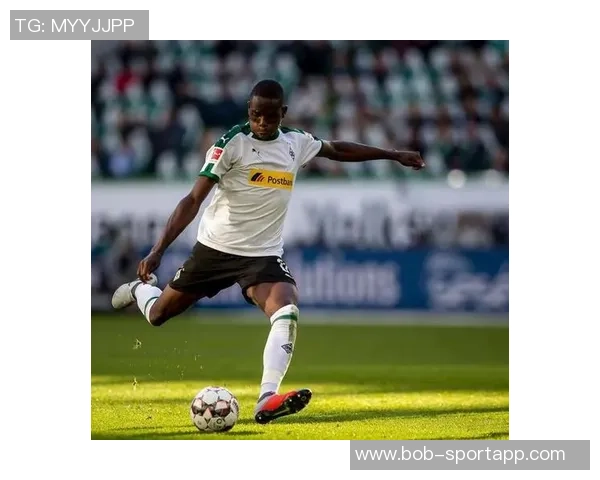 24岁范德芬边路狂飙如入无人之境展现中卫惊人速度与技术